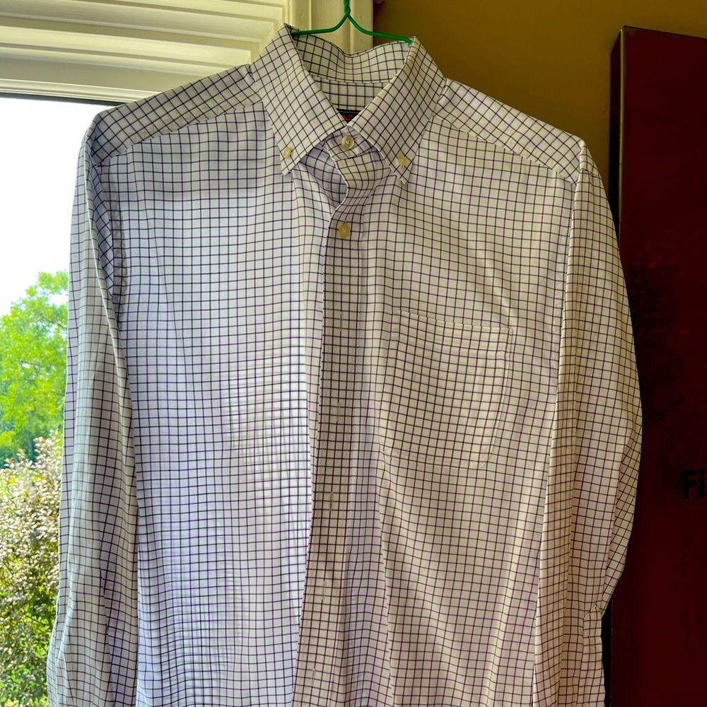 Men’s Vineyard Vines button down shirt